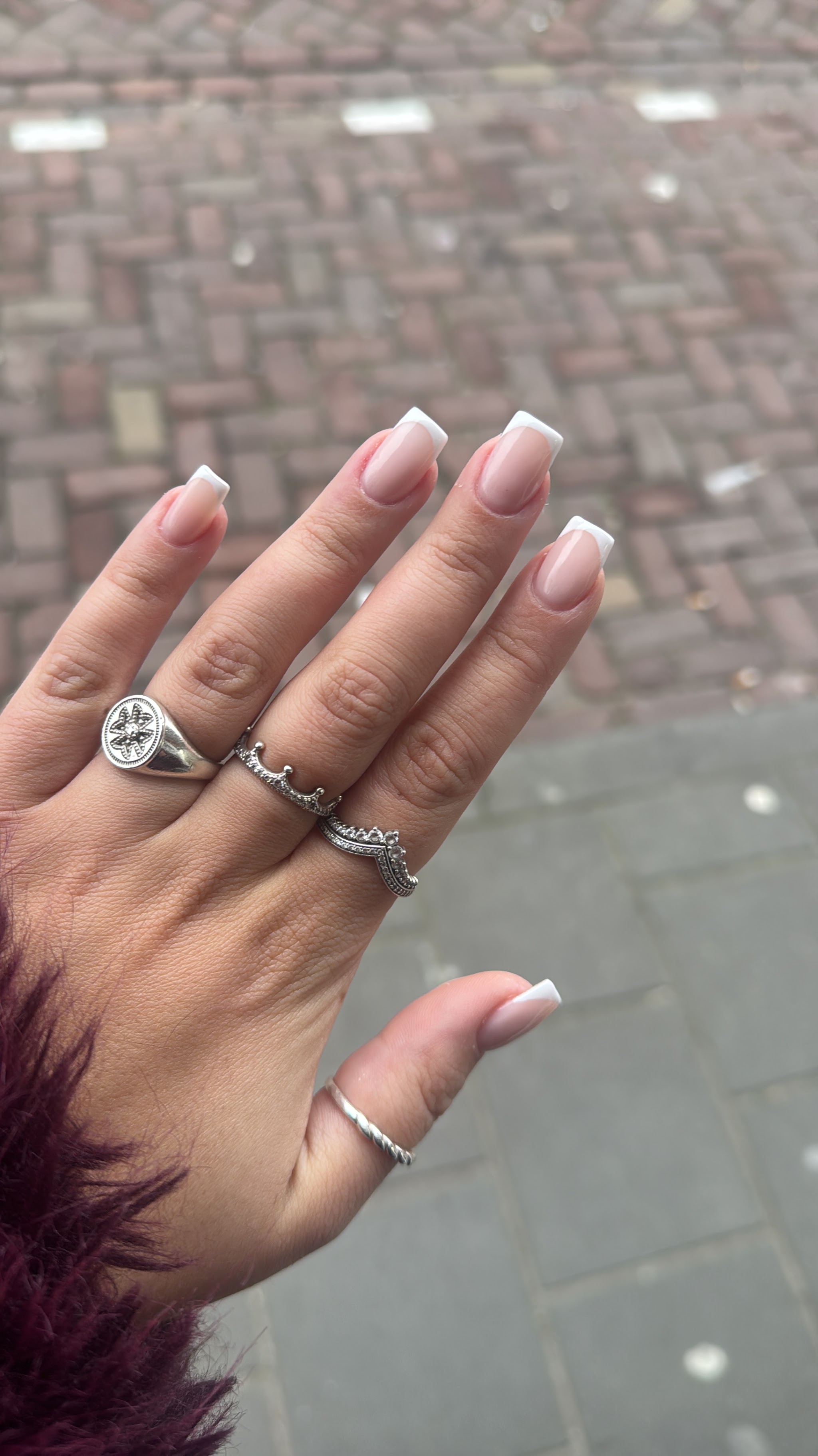 Klassieke French nagels met zilveren ringen
