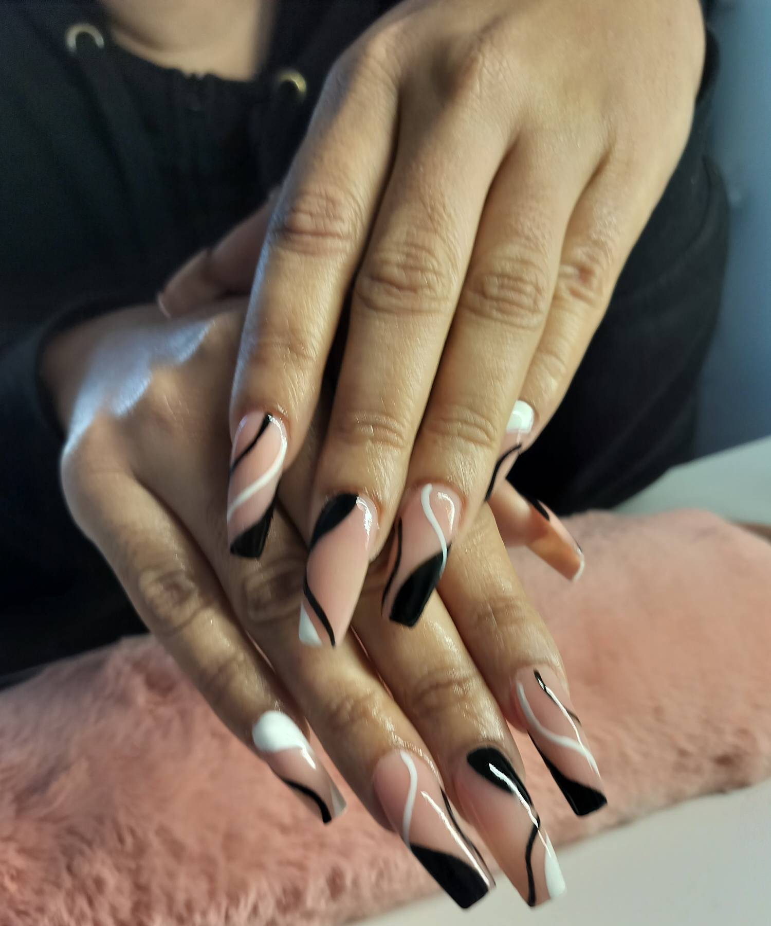 Lange nagels met zwarte en witte swirls