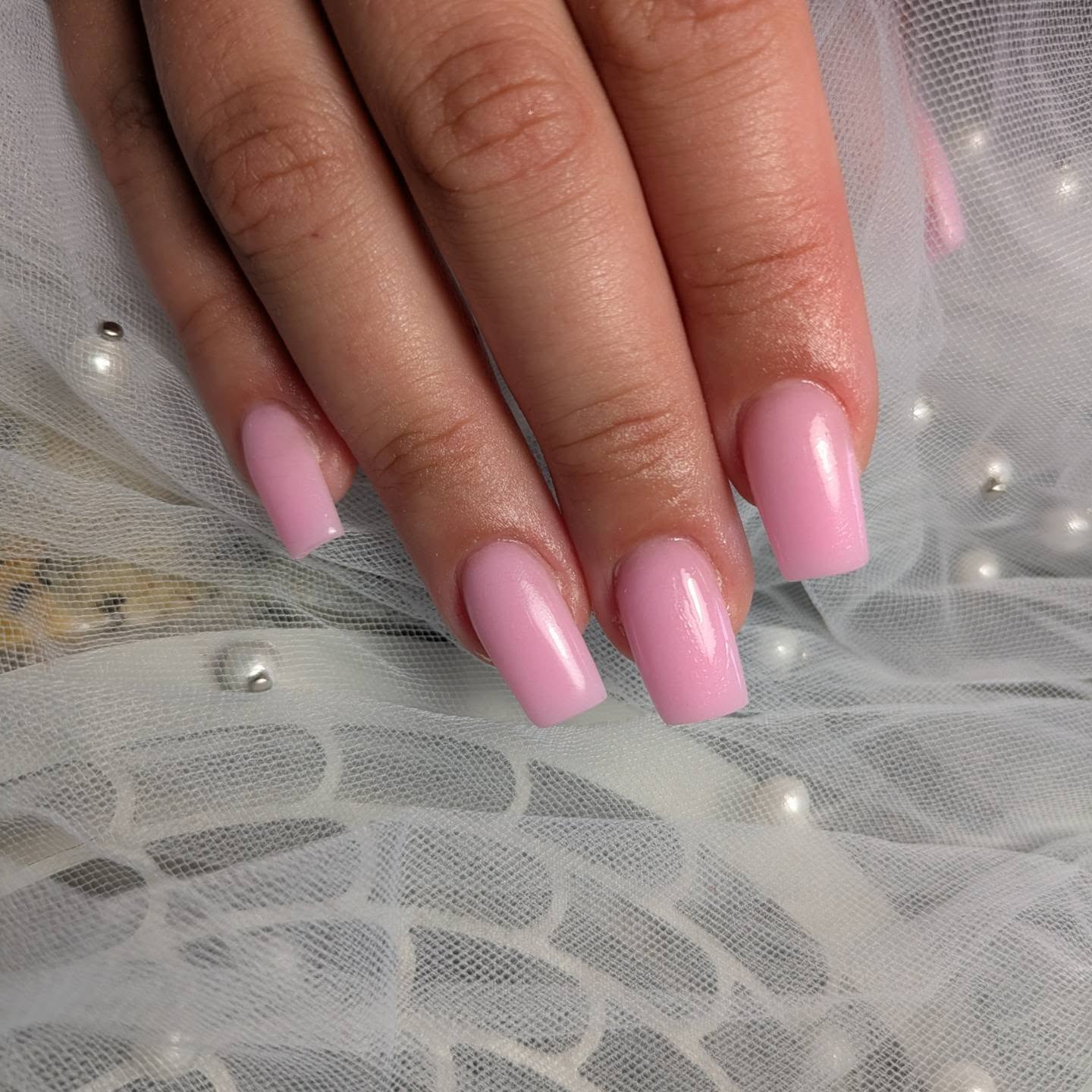 Roze vierkante nagels op tule met parels