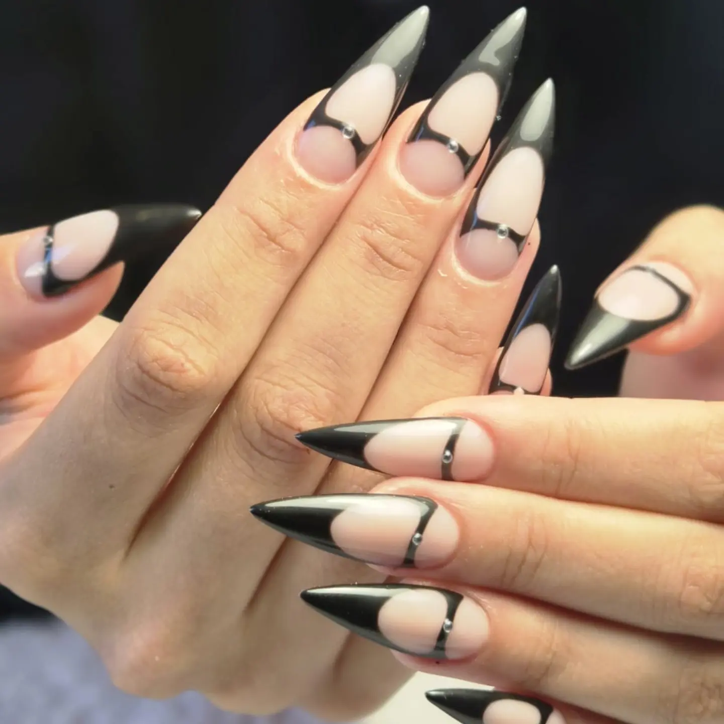 Stiletto nagels met zwarte uitgespaarde French