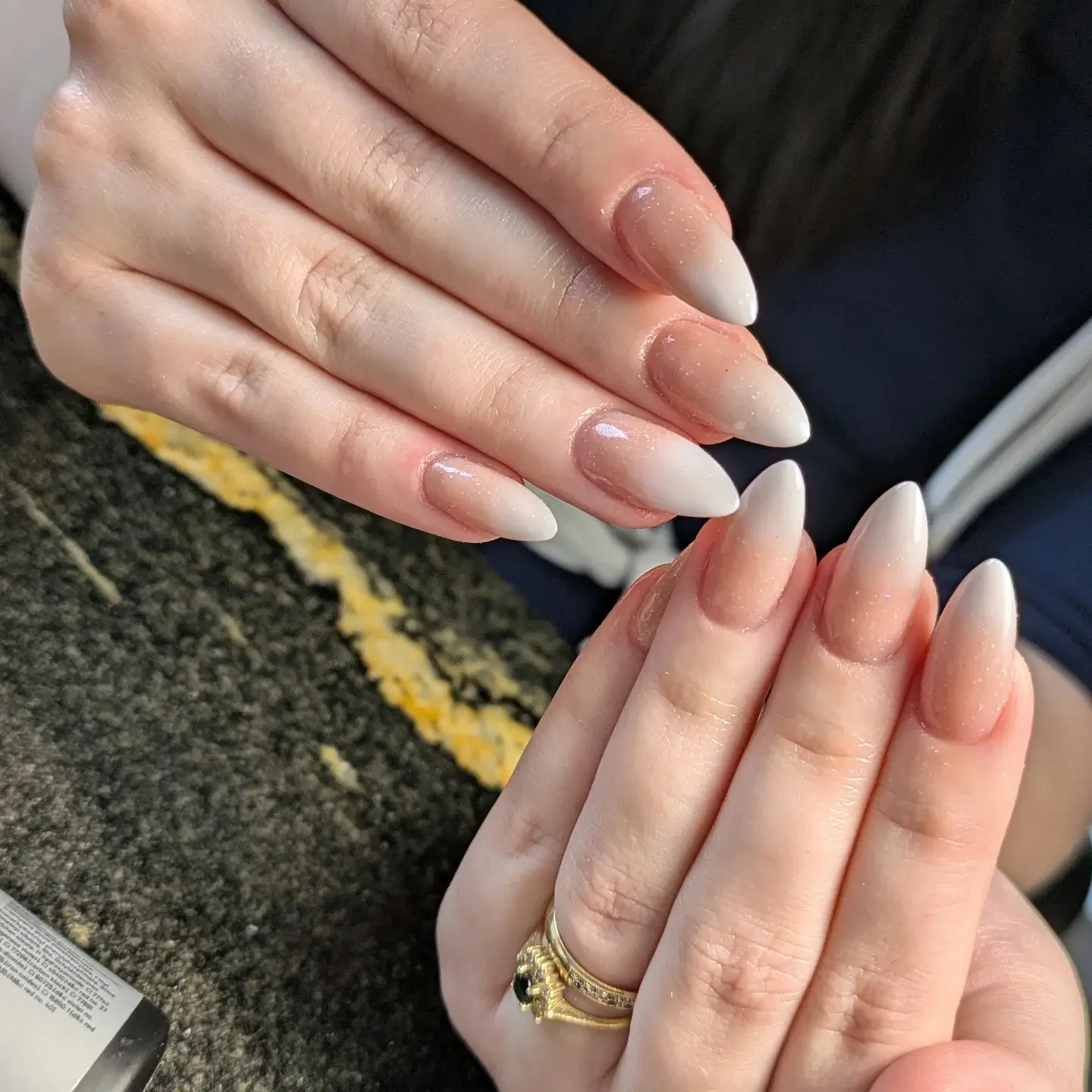 Amandelnagels die van nude naar wit verlopen