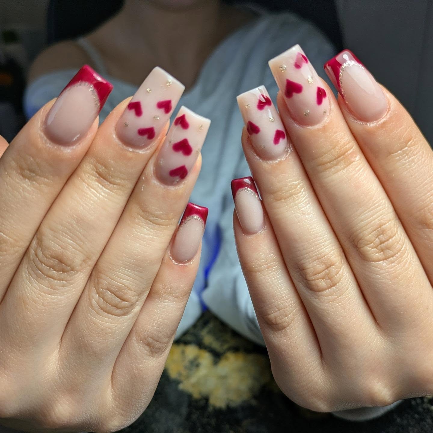 Nude nagels met rode hartjes en rode French tips